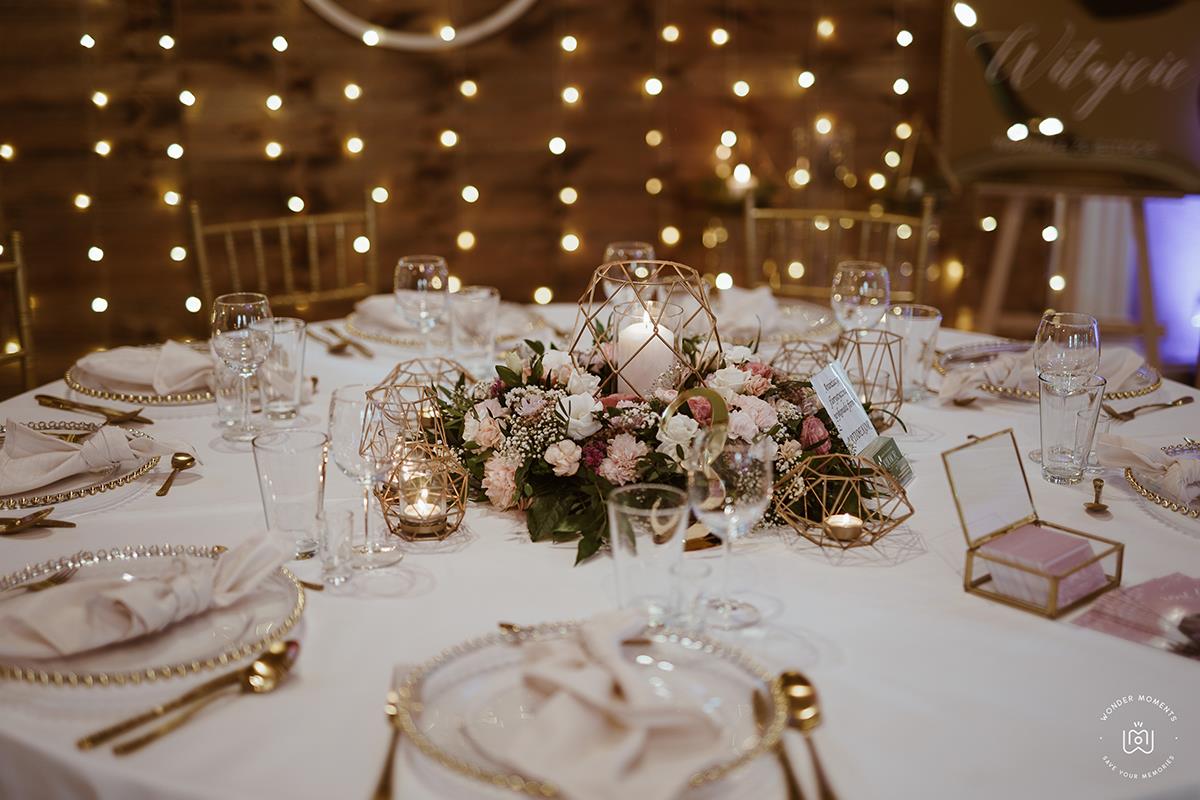 Odzobiony stół poczas uroczystości weselnej w Hotelach Diament