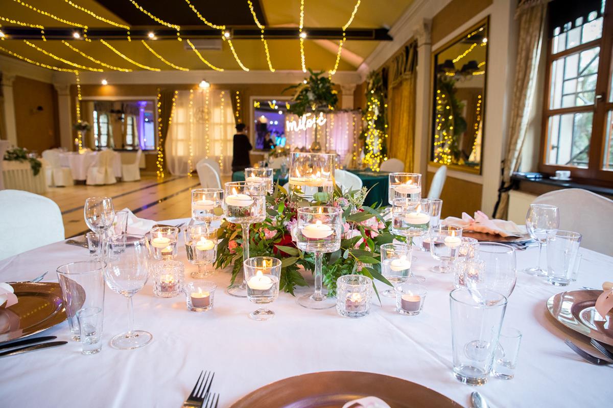 Odzobiony stół podczas uroczystości weselnej w Hotelach Diament