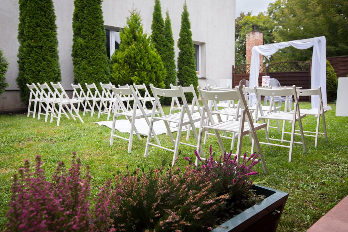Ołtarz weselny w ogrodach Hoteli Diament